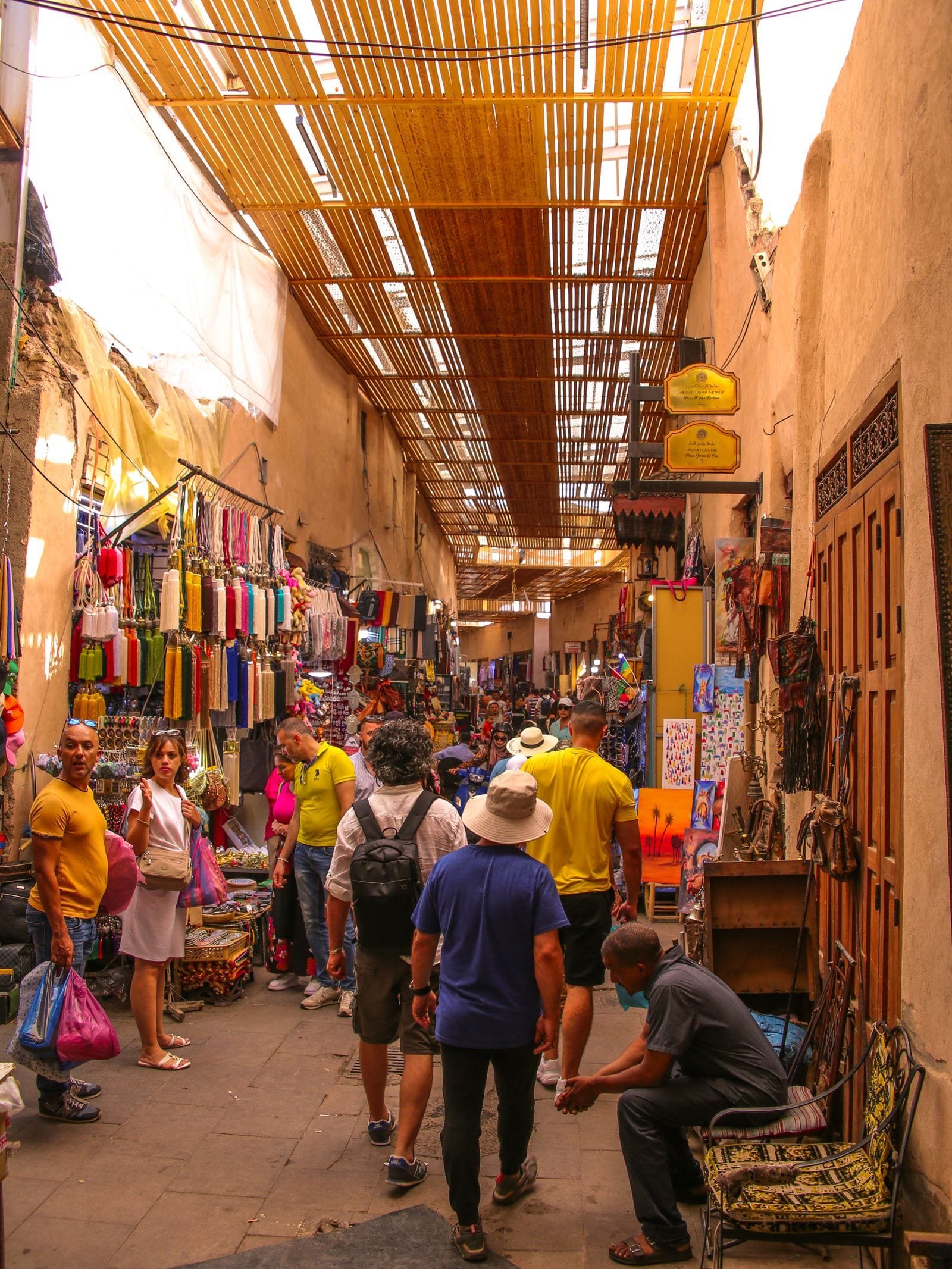 Souk animé de la médina de Marrakech en journée