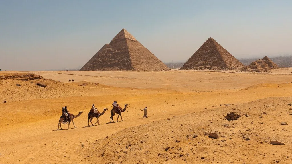 Quand partir en Égypte : pyramides de Gizeh et chameau dans le désert