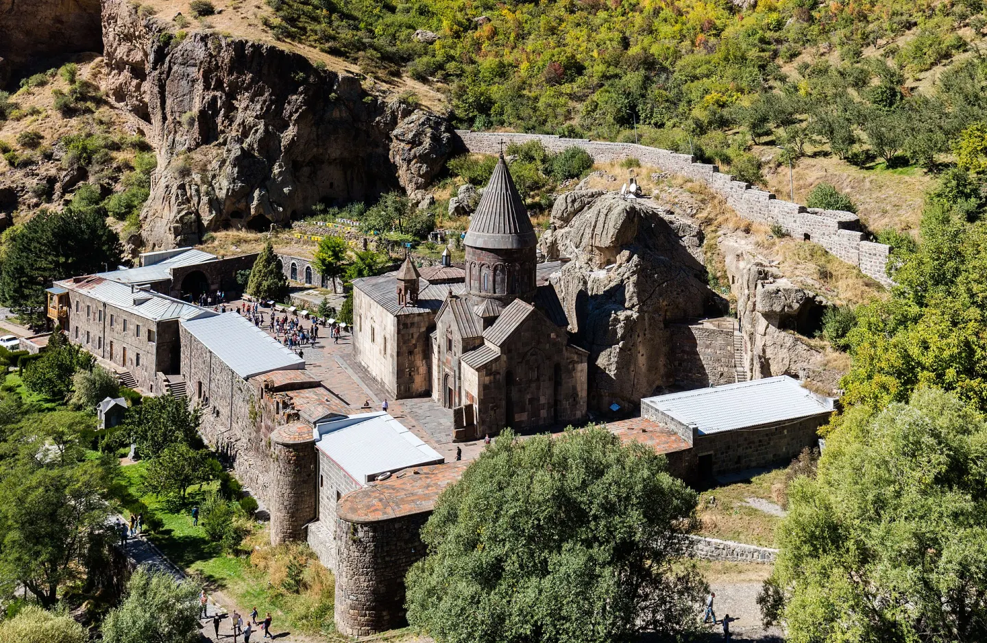 Le monastère de Geghard enchâssé dans les falaises de la vallée de l’Azat