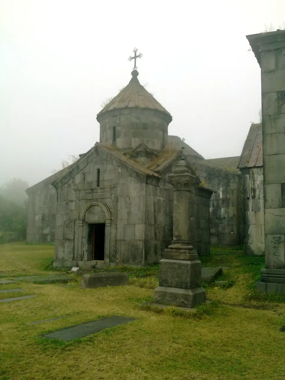 Église de pierre du monastère d’Haghpat dans la brume