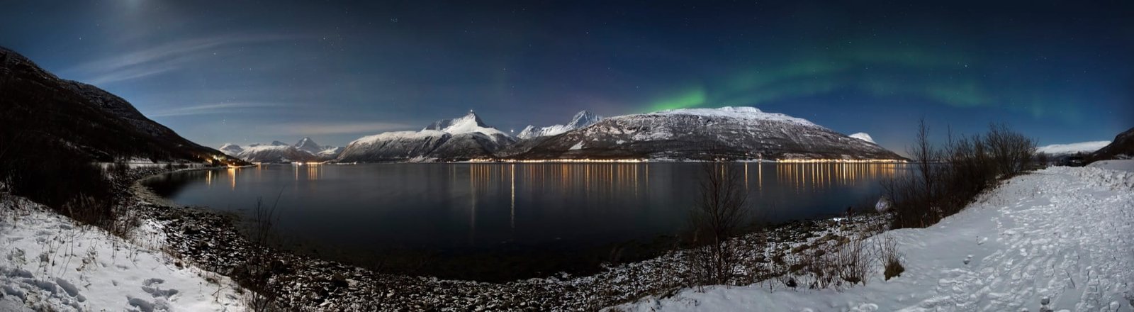voyage Norvège - aurore boréale au-dessus du Storfjorden et des Alpes de Lyngen, dans le nord du pays