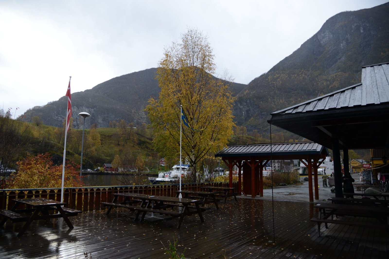 Ferry sur le Nærøyfjord au départ du port de Flåm, en été
