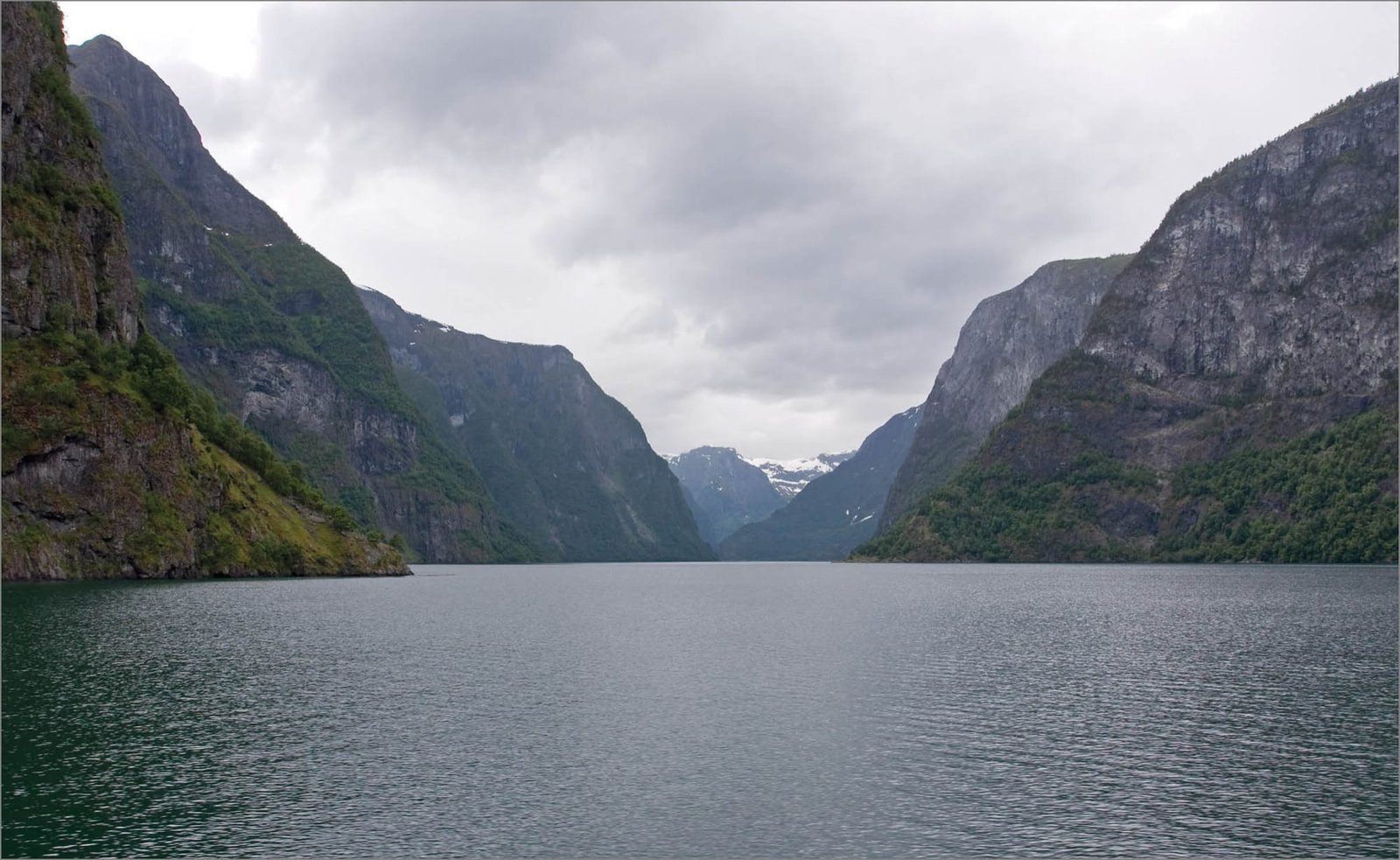 Voyage en Norvège – embouchure du Nærøyfjord dans le Sognefjord