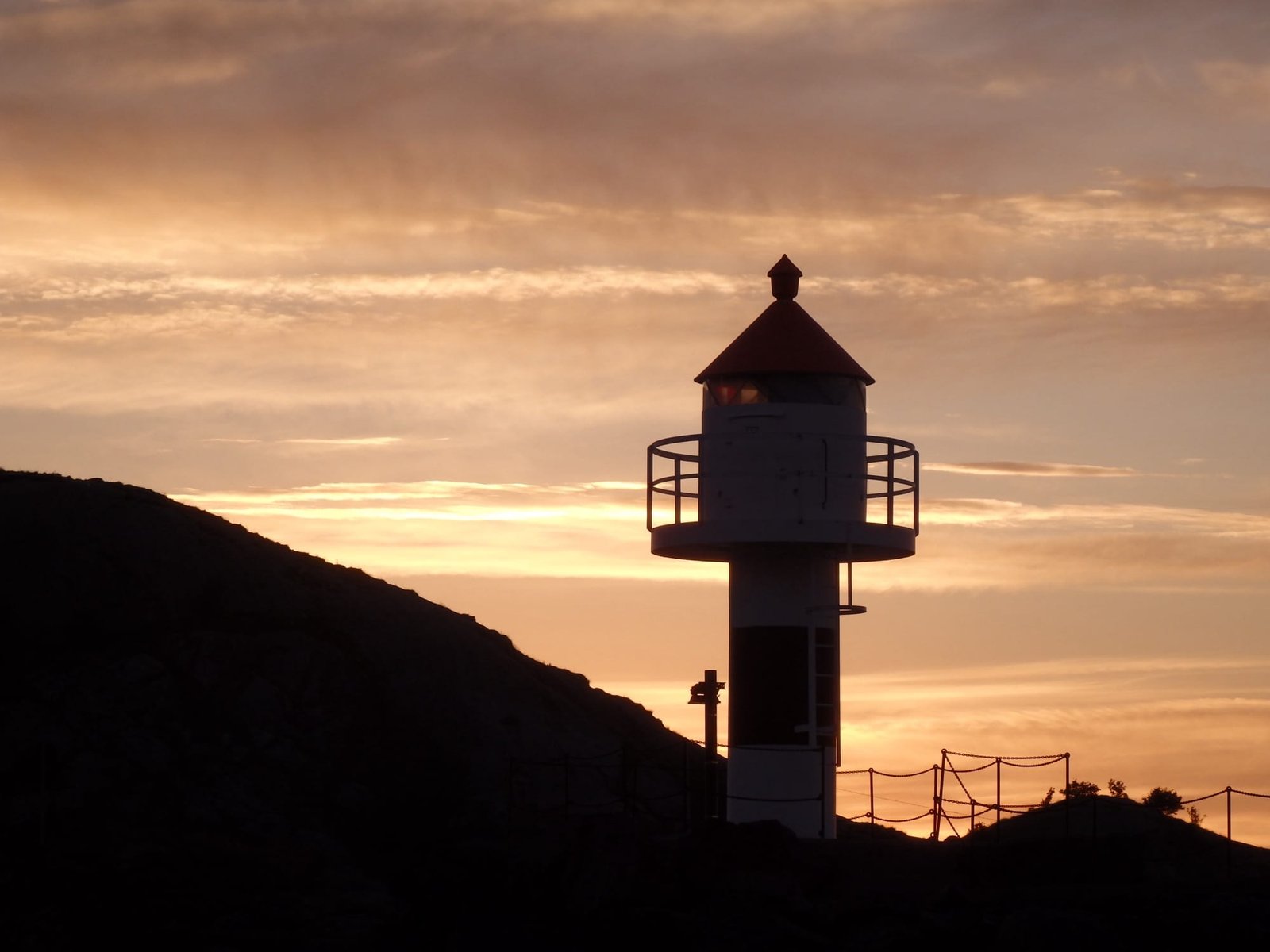 Phare et maisons de pêcheurs de Reine, dans l'archipel des Lofoten