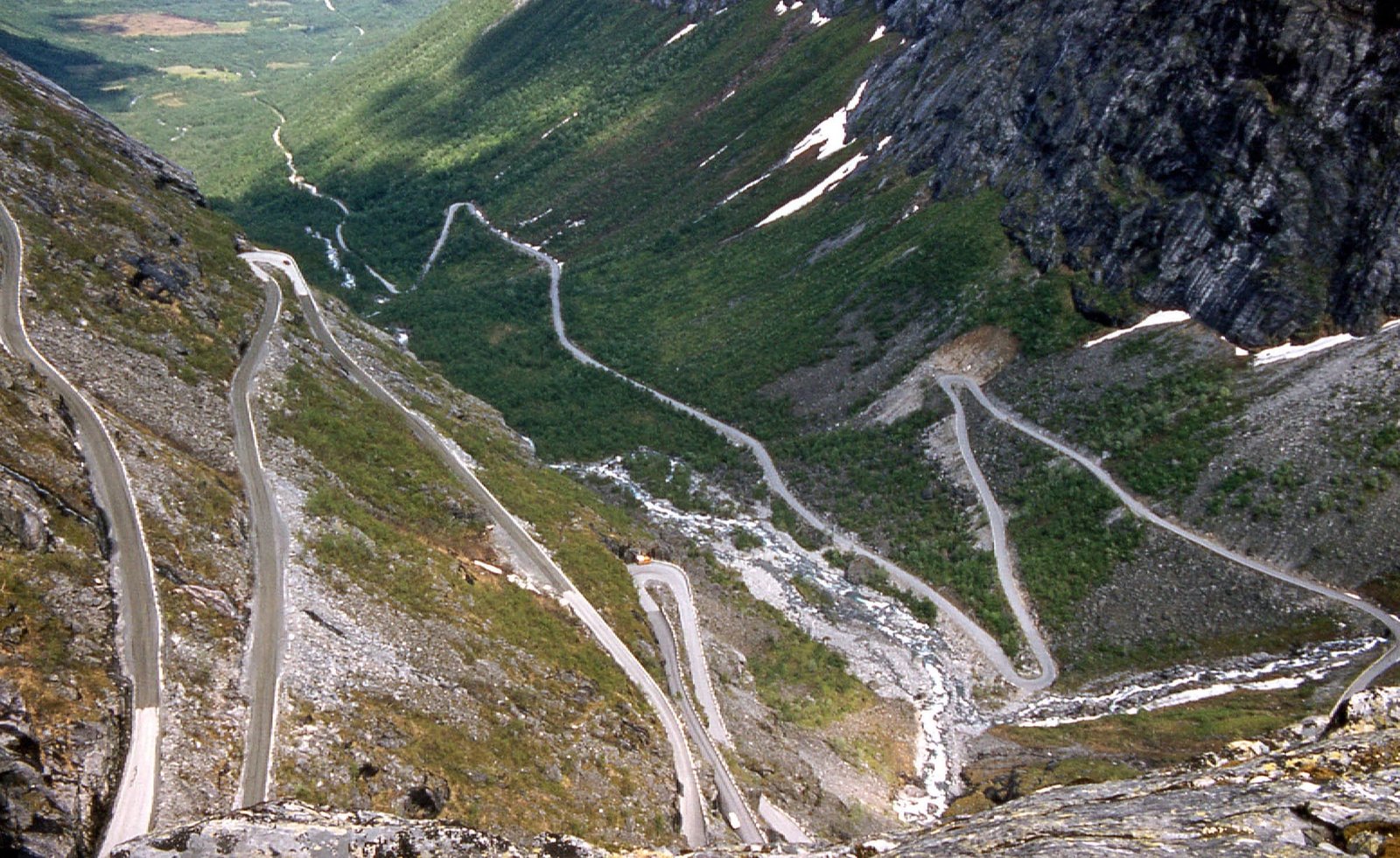 Route en lacets de Trollstigen surplombant la vallée, sur la route touristique nationale Geiranger–Trollstigen