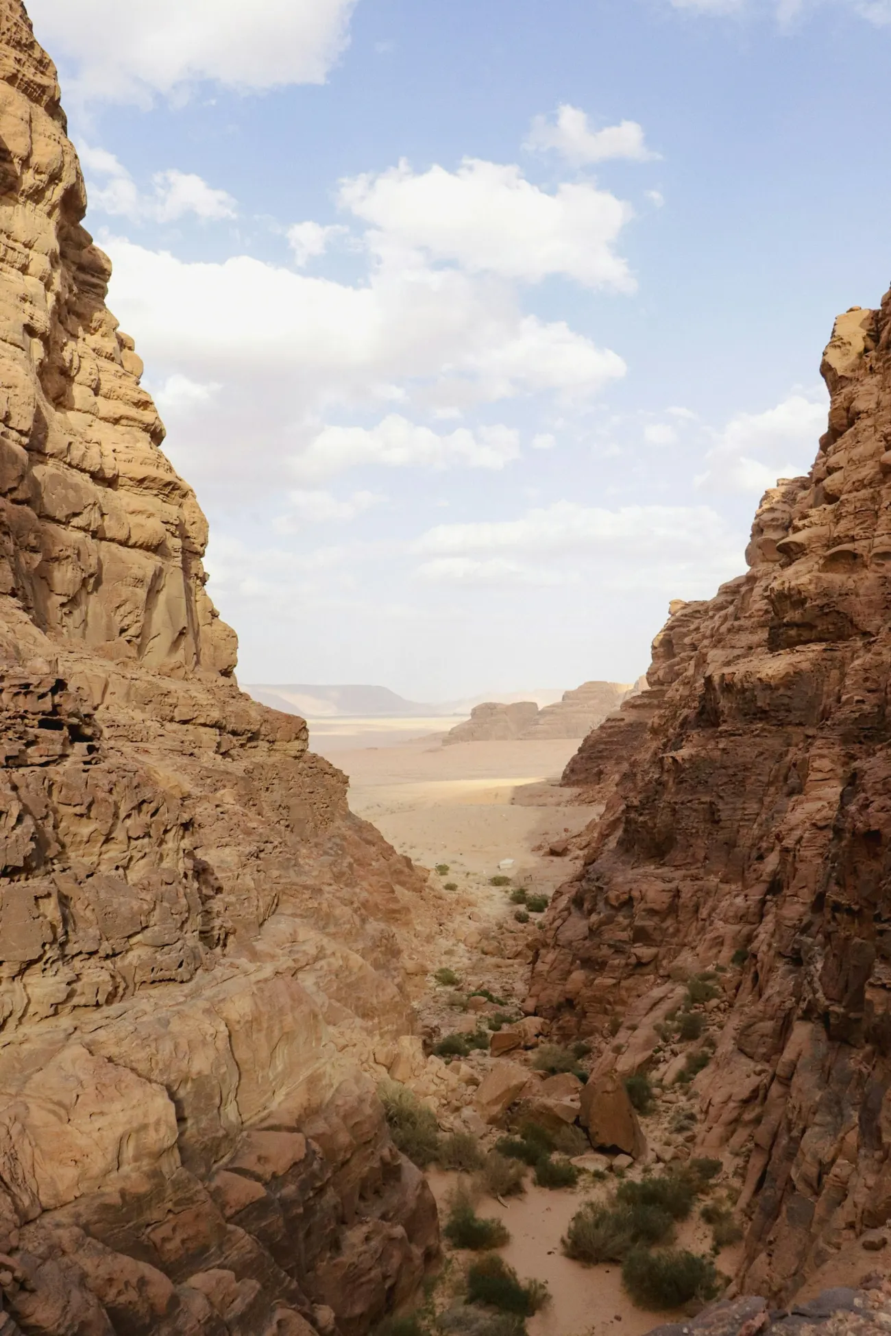 Formations rocheuses et canyon dans le désert de Wadi Rum, Jordanie
