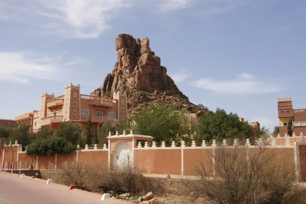 Où partir en mars — kasbah et rochers de granit rose à Tafraout, au Maroc