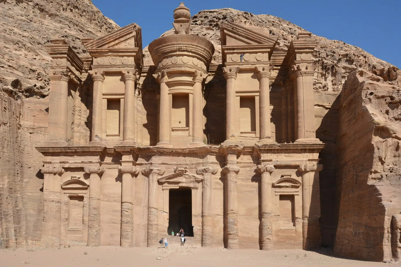 Façade du Monastère (Ad-Deir) taillée dans la roche à Pétra, en Jordanie