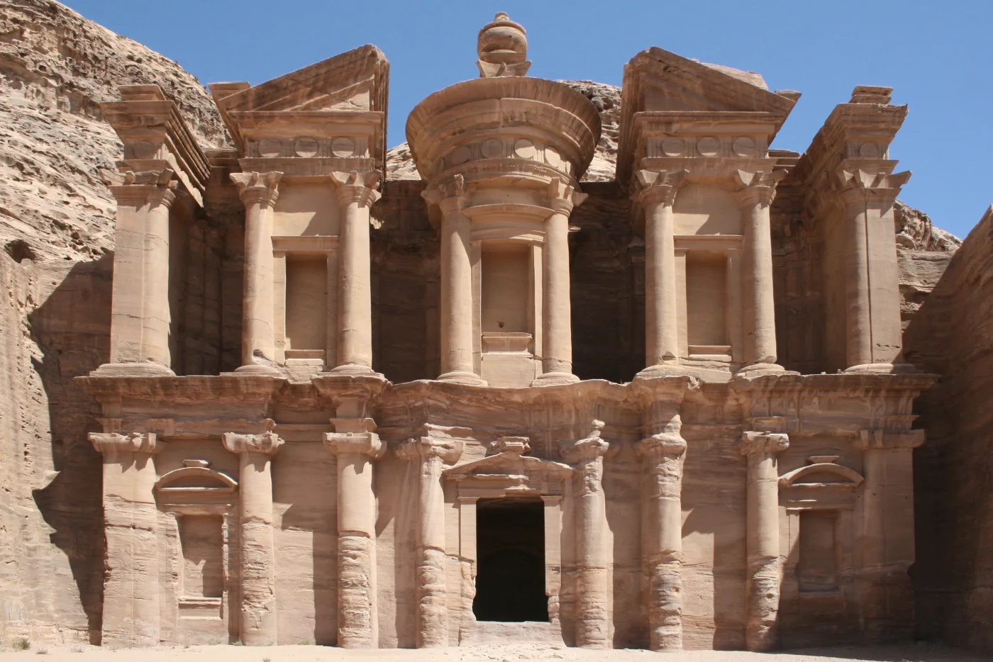 Façade monumentale d’Ad-Deir sculptée dans la roche de Pétra en Jordanie