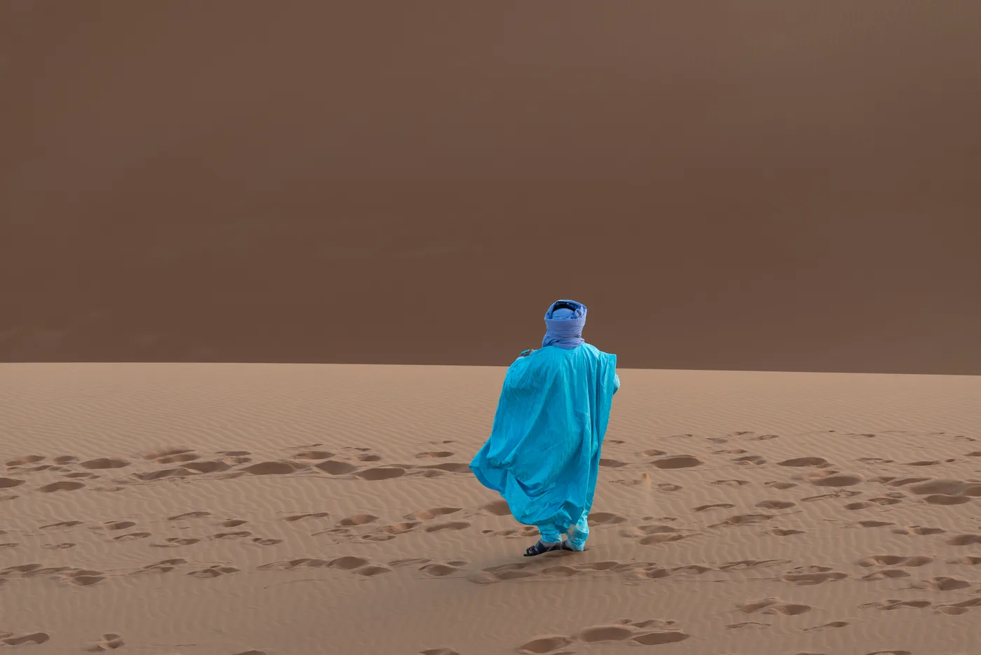 Guide berbère traversant les dunes du désert du Sahara, au Maroc, en mars