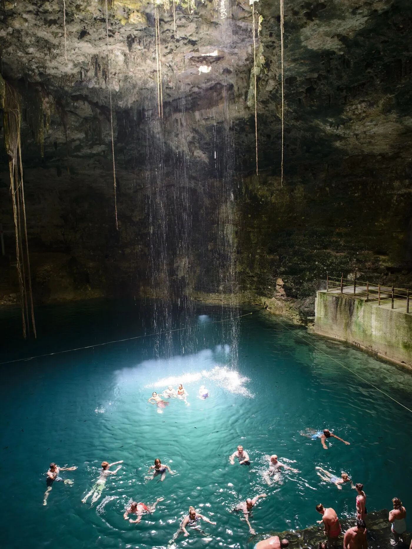 Cenote aux eaux cristallines dans la péninsule du Yucatan, au Mexique