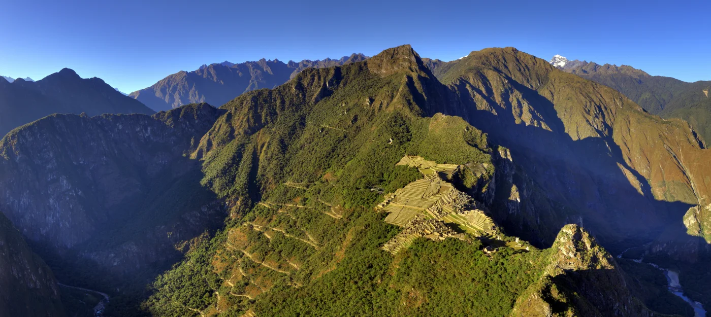 Panorama du Machu Picchu et des sommets verdoyants de la vallée de l’Urubamba