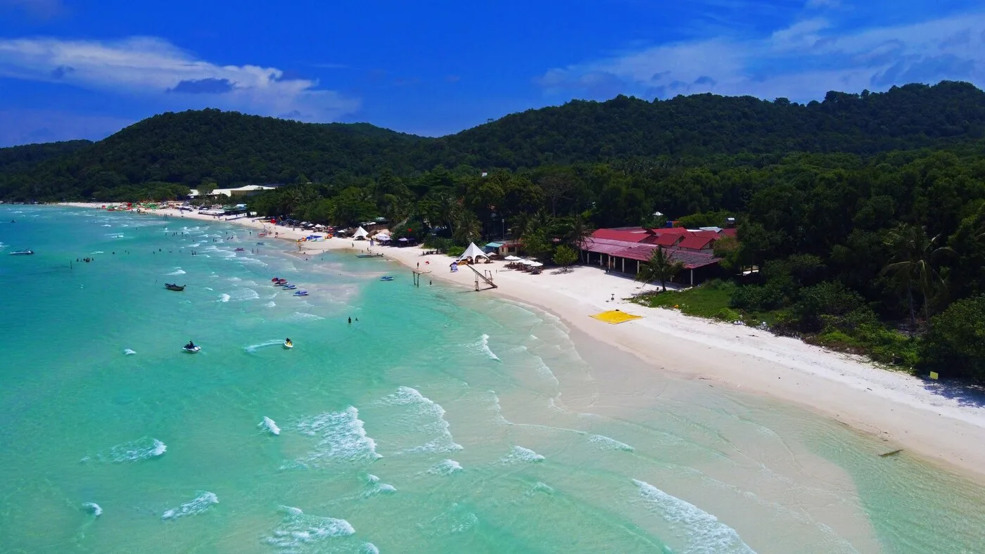 Plage de sable blanc et mer turquoise à Phu Quoc, au Vietnam
